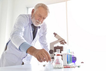 高级男性研究科学家正在使用微灌装附加费照片