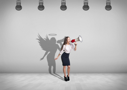 女商人立场与墙上的影子照片