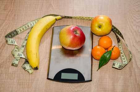 饮食观念。低卡路里水果超过测量重量