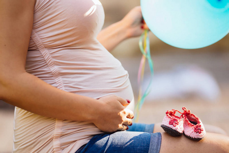 怀孕的女孩图片