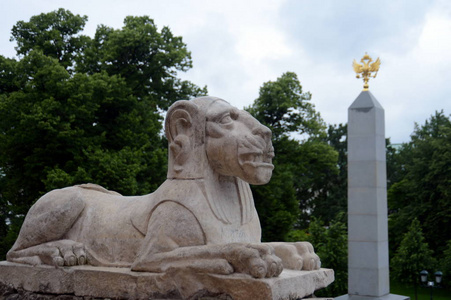 莫斯科克里姆林宫亚历山大花园石窟上的狮子雕塑