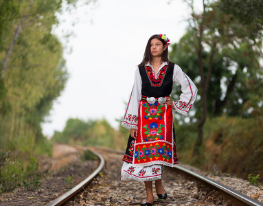 保加利亚装束的铁路线上的女孩