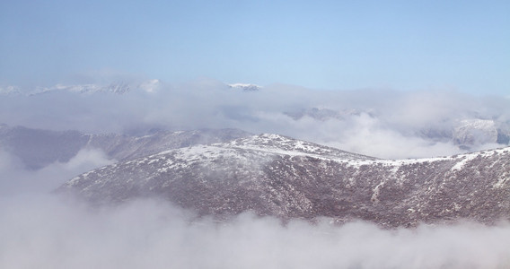 云飞越山的雪