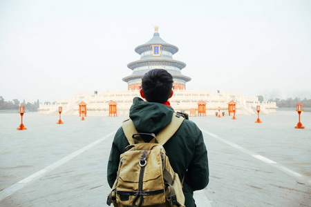 年轻的旅行者走向天坛北京，中国。亚洲旅行