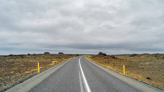 冰岛的偏僻的道路和冰岛多彩的风景