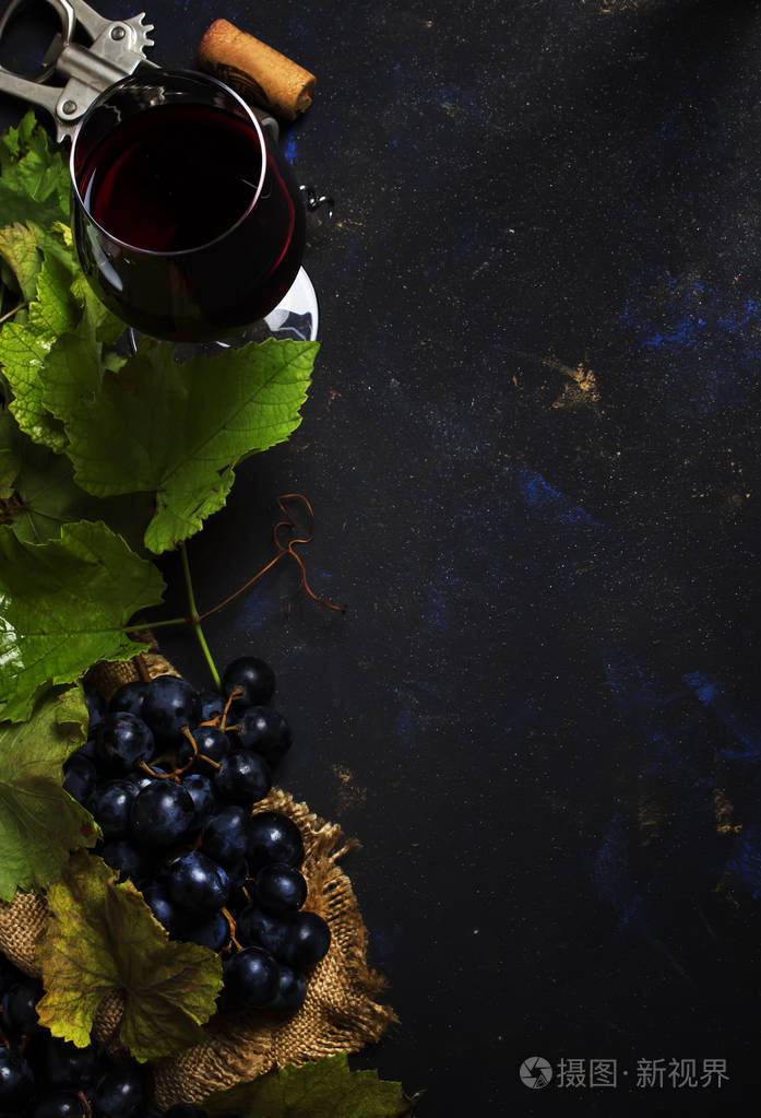 红葡萄酒在玻璃, 葡萄藤和葡萄, 黑色背景, 顶部视图