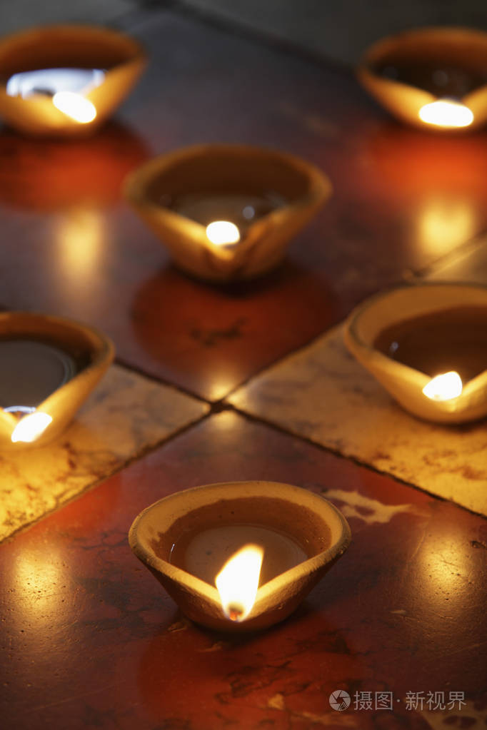 点亮的粘土油灯