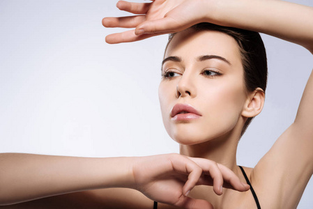 雄伟的年轻模特的照片照片