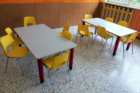 幼儿园教室桌椅黄色图片