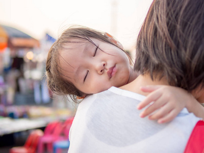 亚洲小女孩拥抱她的母亲, 睡觉照片
