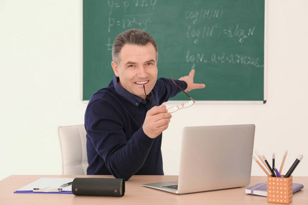 男教师在课堂上使用笔记本电脑