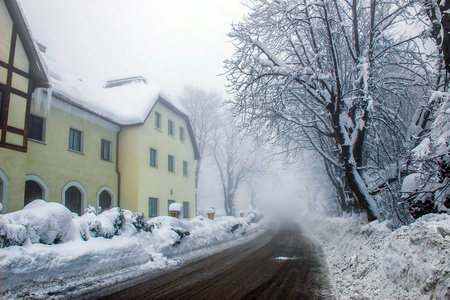 雾在冬天路到阿尔卑斯, 奥地利