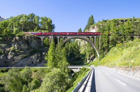 瑞士高架桥拱门图片