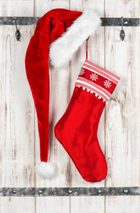 红色圣诞老人帽子和袜子的礼物。圣诞装饰