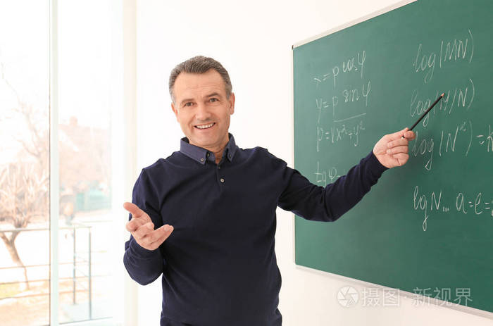 课堂上黑板旁的男教师肖像