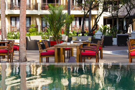 泰国泳池附近的热带咖啡馆桌椅