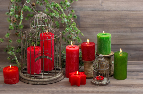 燃烧的蜡烛的老式圣诞装饰红