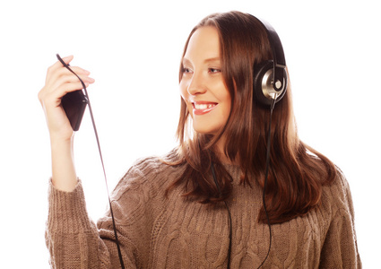年轻快乐的女人，戴着耳机听音乐