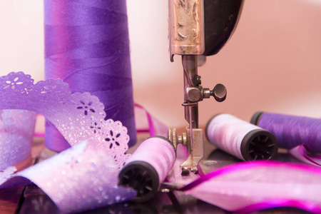 古色古香的缝制机器和缝纫元素在紫罗兰色口气