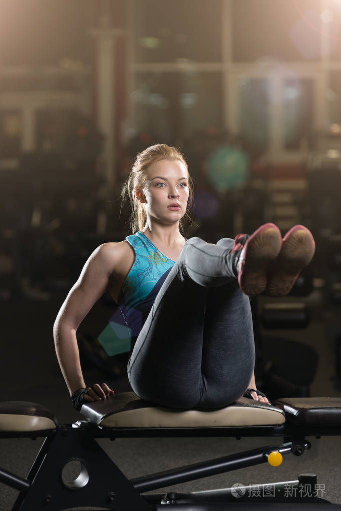 女人做 abs 肌肉力量练习照片-正版商用图片0fr4ue-摄图新视界