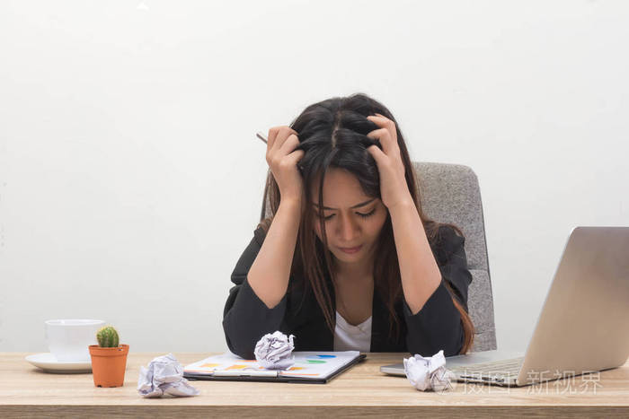 妇女感到工作压力.年轻漂亮的女商人, 笔记本电脑在办公室里累了.
