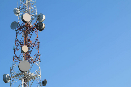 关于电信的无线电天线塔,copyspace 在右边碟形卫星天线照片