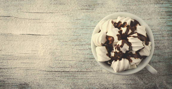 杯热巧克力和果汁软糖雪桌上，圣诞节，新年，冬天背景