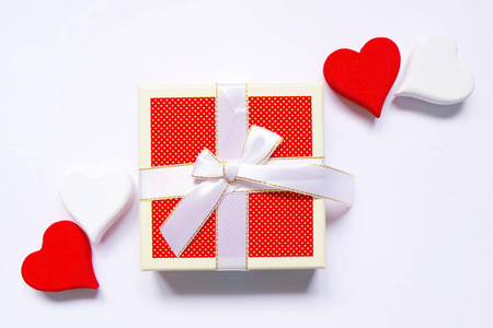 白色木制背景的红色木制手工心脏符号和盒子的顶部视图。情人节主题