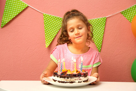 滑稽的小女孩与生日蛋糕在家