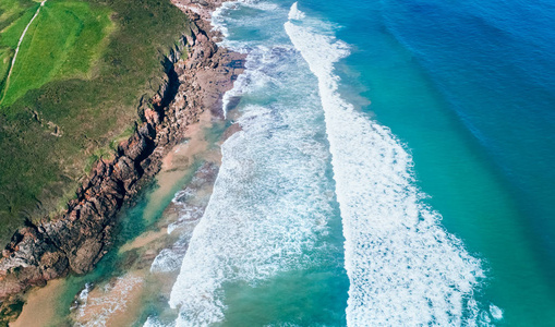 岩石海滩鸟瞰图