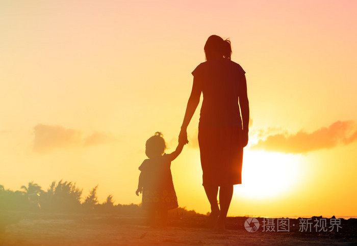 母亲和小女儿在日落时分散步照片-正版商用图片0fr9v7-摄图新视界