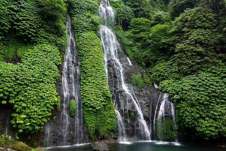 在印度尼西亚巴厘岛的美丽 Banyumala 瀑布。
