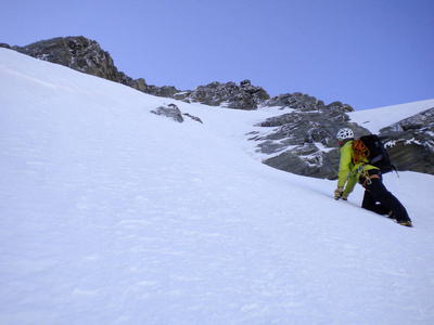 马累山指南攀登陡峭的雪 couloir 在他的途中到一个高山顶在瑞士阿尔卑斯