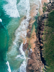 岩石海滩鸟瞰图