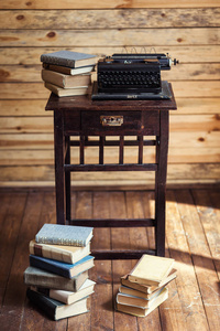打字机和书籍表 老式的打字机和旧书 复古 作家地区 打字机 旧打字机，木桌 旧打字机键 古董 复古的空白纸