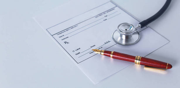 医生工作区工作表与病人出院空白纸张形式 医疗处方 听诊器在桌子上