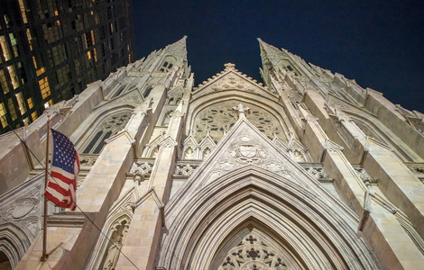 到了晚上，第五大道纽约慈圣帕特里克大教堂门面