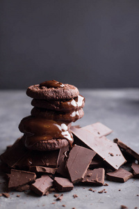 融化的巧克力与巧克力的幻灯片的巧克力饼干