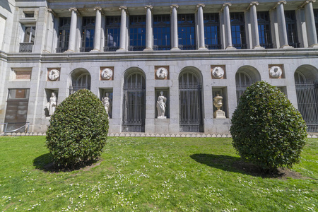 普拉多博物馆的主要门面, 西班牙的老美术馆, 马德里。画家贝拉斯克斯雕塑
