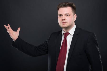 商业年轻人拿着东西在一个汉族图片