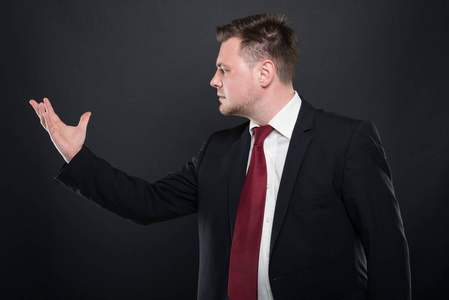 商业年轻人拿着东西在一个汉族图片