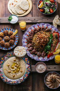中东或阿拉伯菜肴和在黑暗背景下的各式美泽
