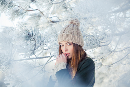 美丽的冬天的雪域风光的年轻女子的画像