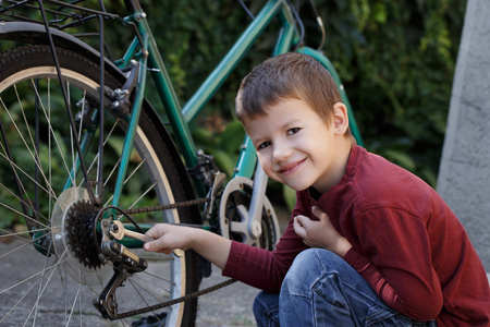 小男孩修理自行车