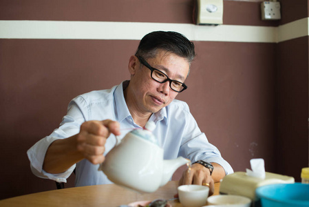 喝茶亚洲人图片