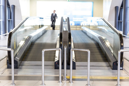 机场,自动扶梯线移动输送带照片