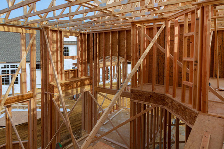 一个新房子的内部视图在建设与暴露的布线和地板上的梯子