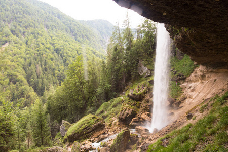 Pericnik 瀑布在斯洛文尼亚阿尔卑斯山秋季, Triglav 国家公园