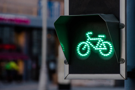 自行车车道的交通灯的绿灯亮