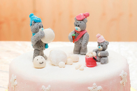乳香蛋糕装饰着冬天泰迪熊